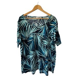 Kim Rogers 3X top with a blue leaf pattern and cinched short sleeves